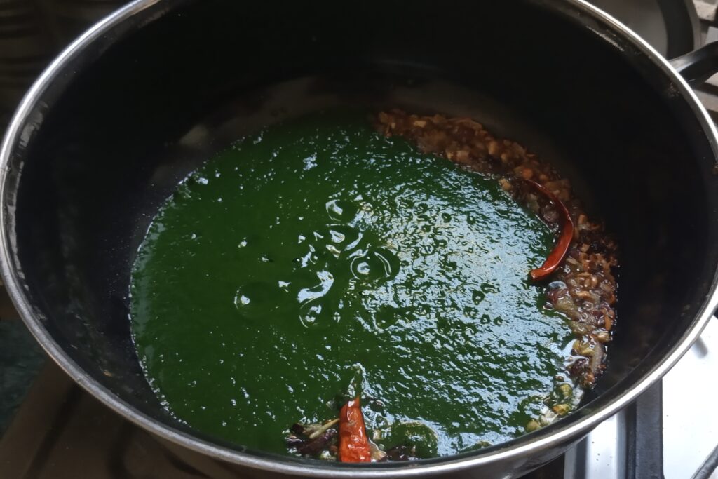 Adding spinach puree to masala