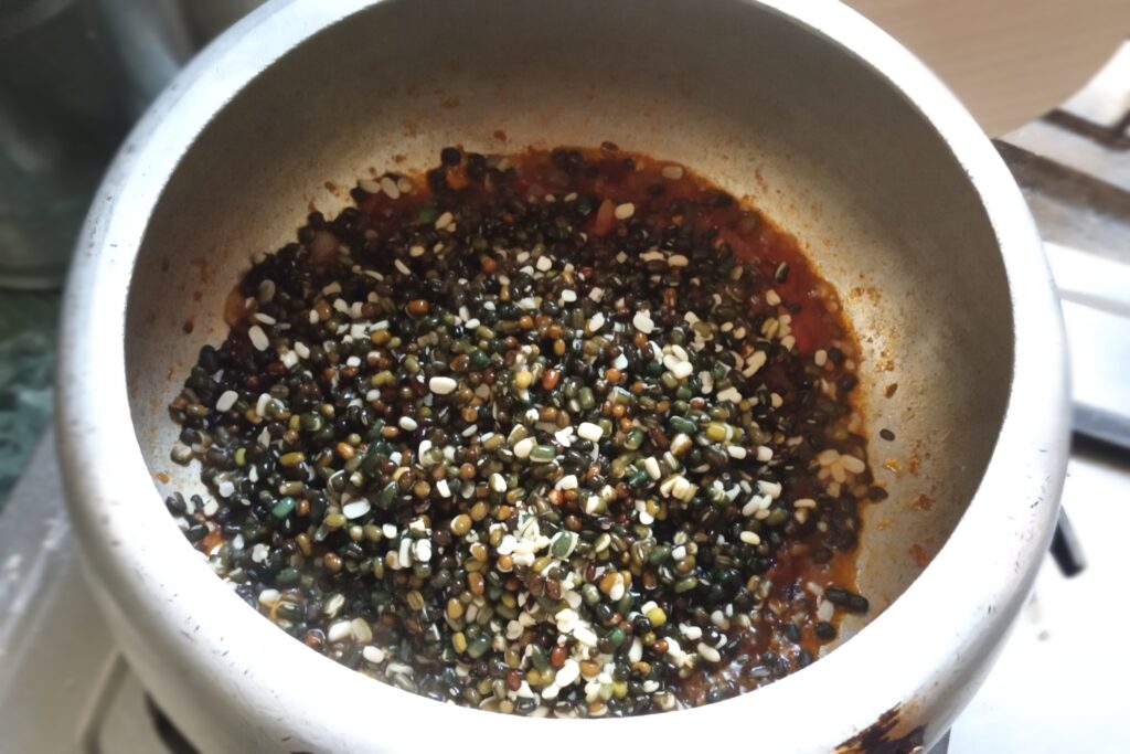 Add soaked urad dal in the soft tomatoes