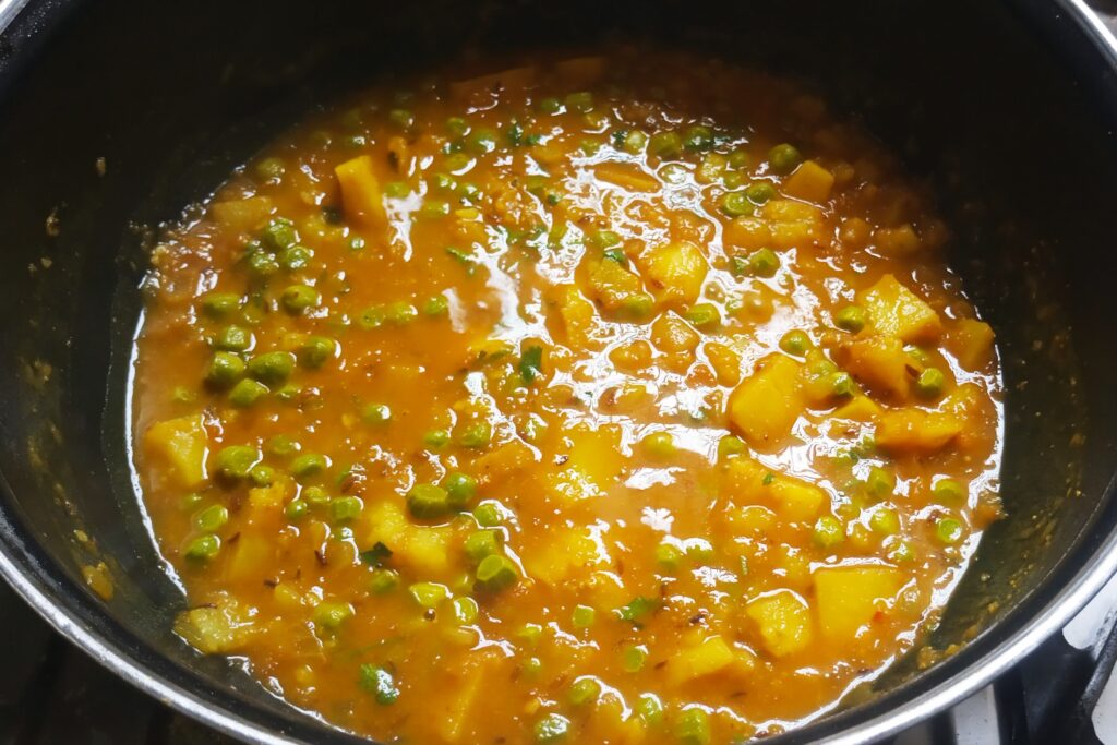 finished aloo matar recipe in a kadai