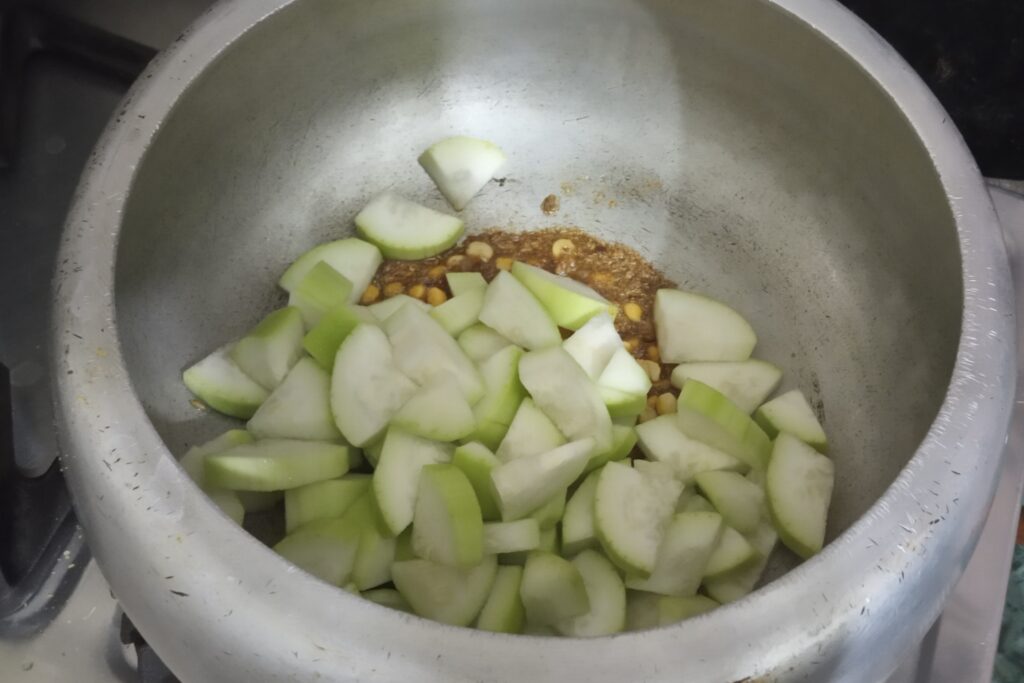 adding chopped lauki and soaked chana dal