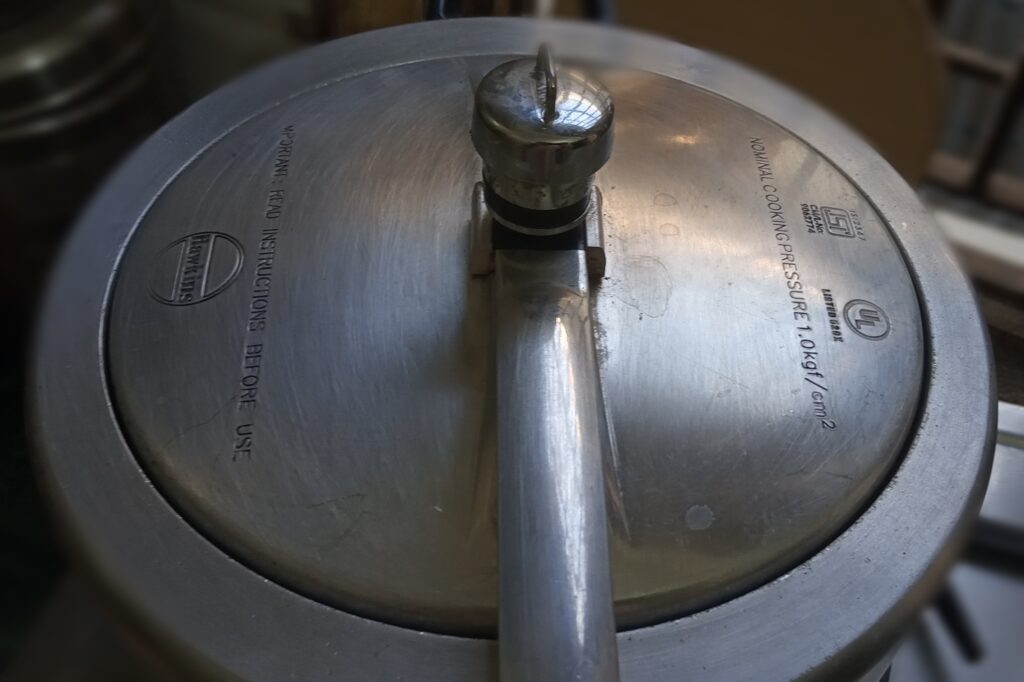 cooking moong dal khichdi in pressure cooker