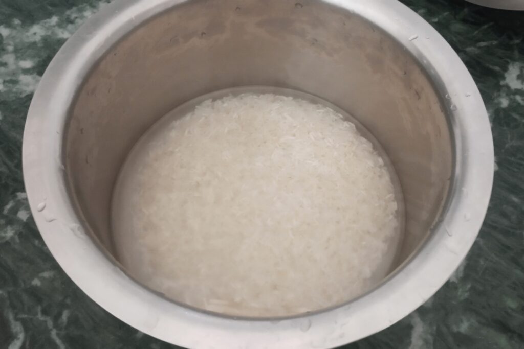 soaked rice for tomato rice 