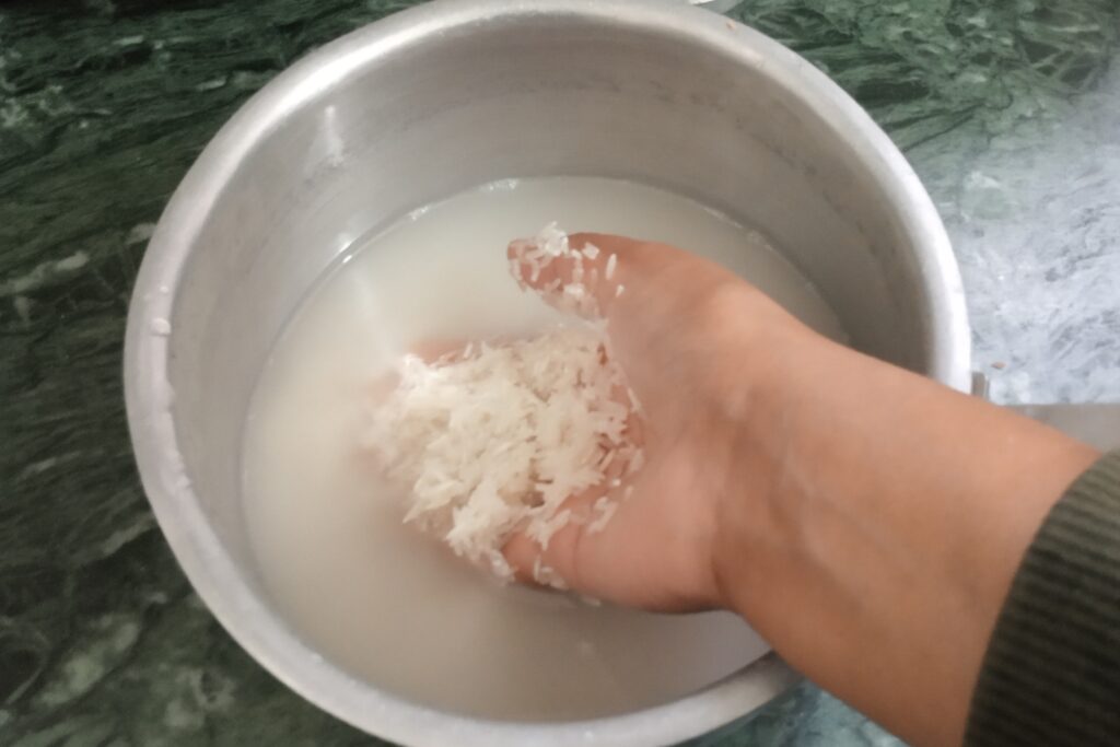 washing rice to remove starch