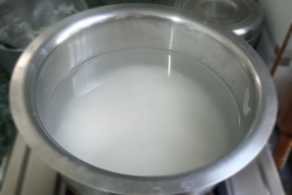 adding soaked rice in the water