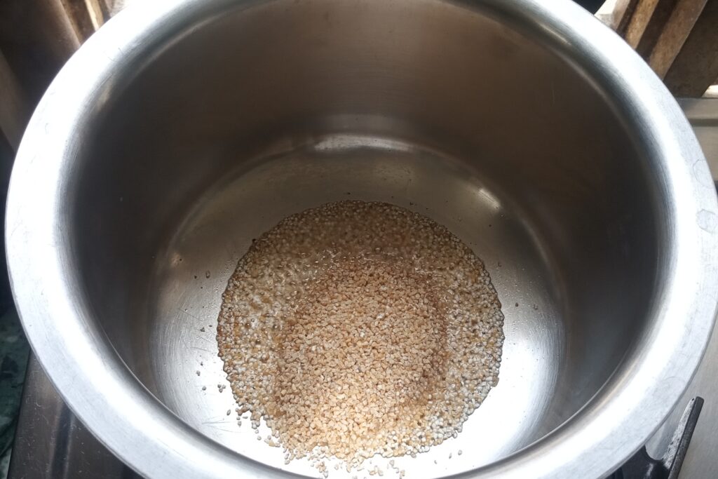 adding broken wheat to the ghee