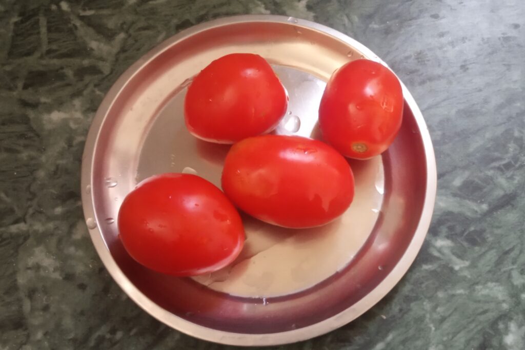 washed red tomatoes in a plate