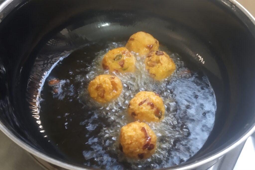 rice pakoda is fried properly