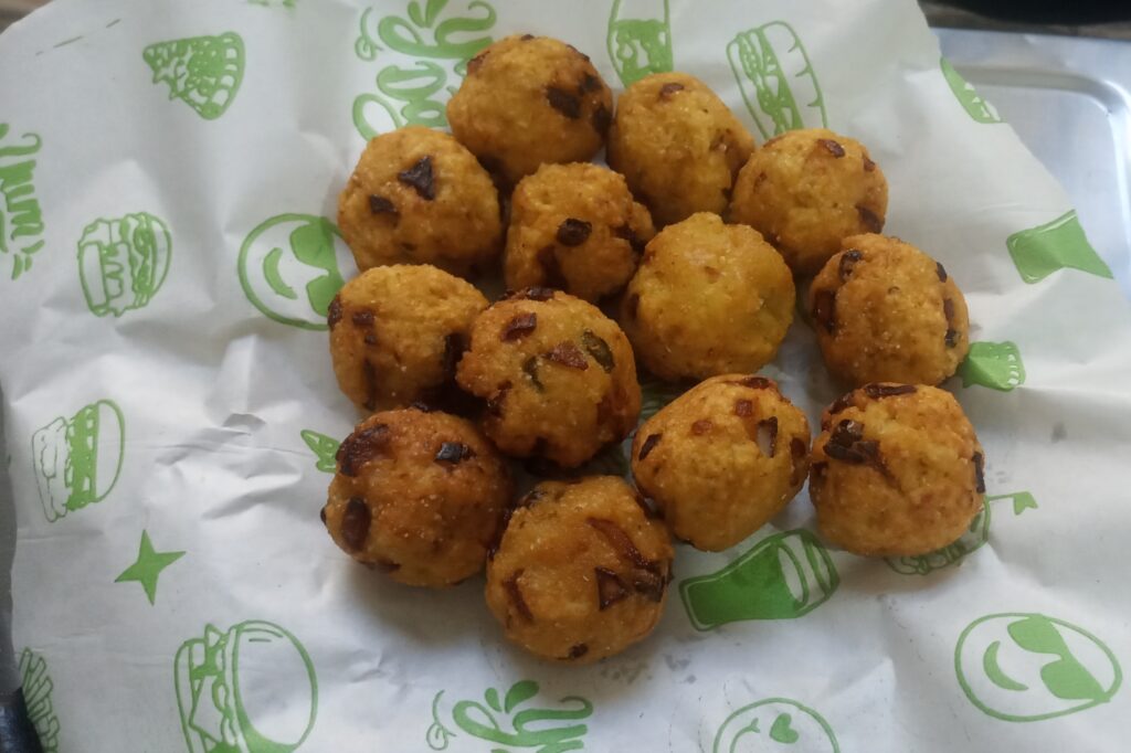 rice pakora placed on the kitchen paper