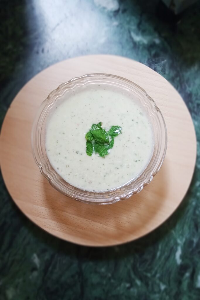 chilled pudina raita set on wooden circle