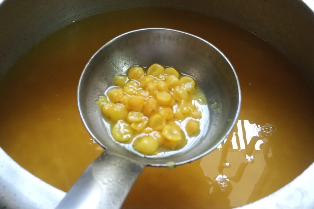 cooked chana dal in a spoon