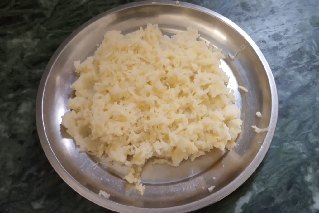 mashed potatoes in a platter 