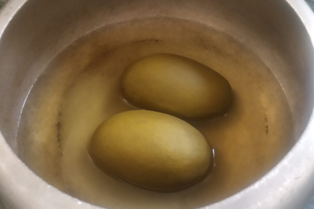 cooked mangoes in pressure cooker