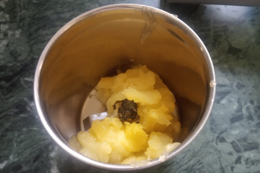 mango pulp in a jar