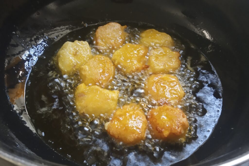 frying suji pakora on medium heat