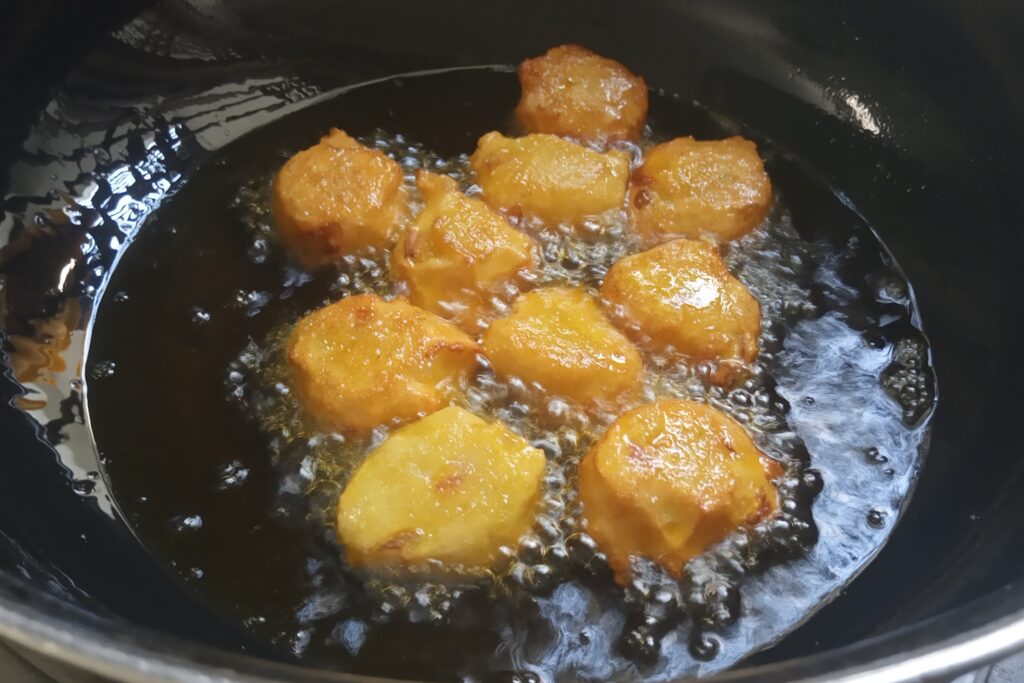 the suji pakora fried completely