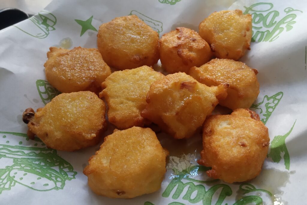 suji pakora placed on kitchen paper