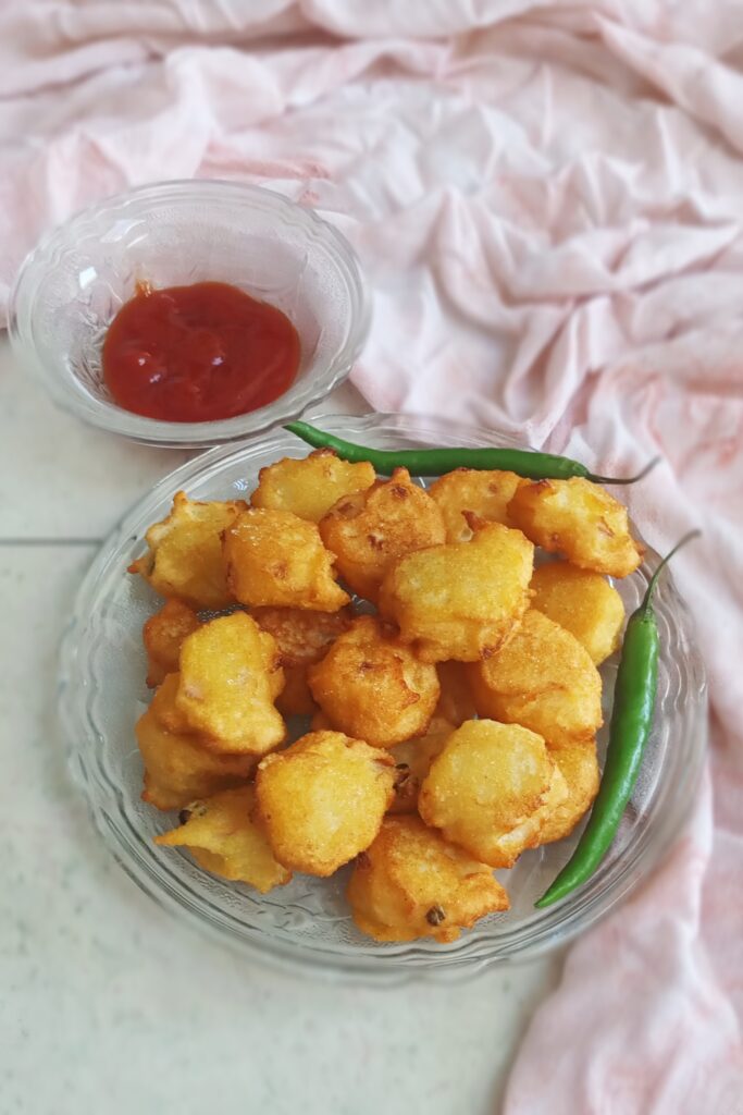 delicious suji pakora recipe with sauce