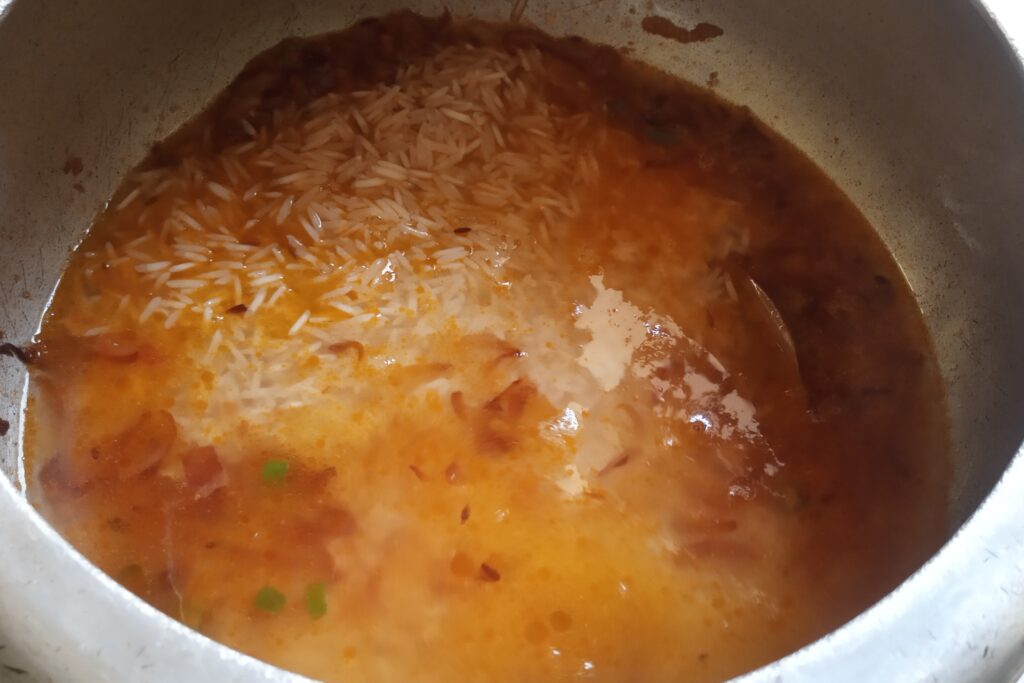 pour water in the soaked rice