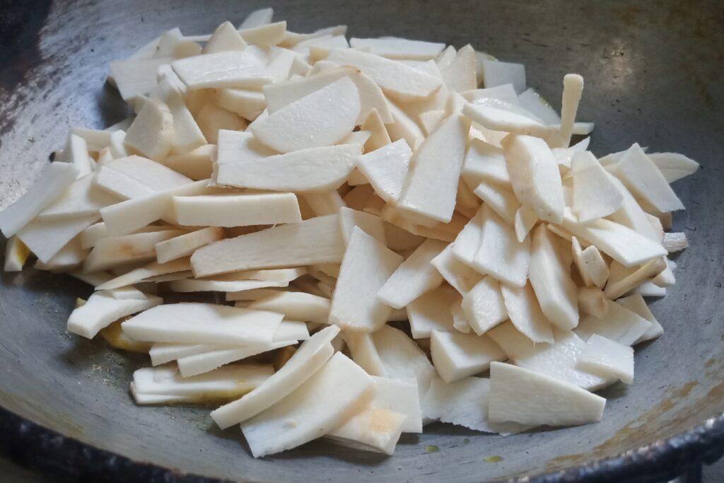 add sliced taro root in the masala