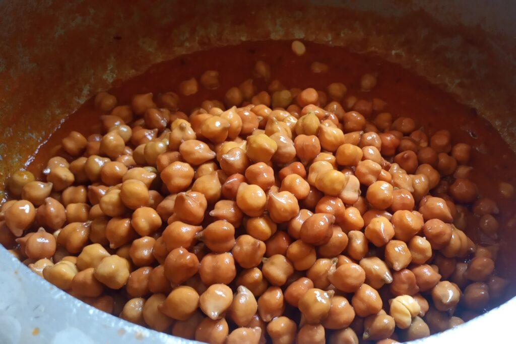 adding soaked kala chana in masala