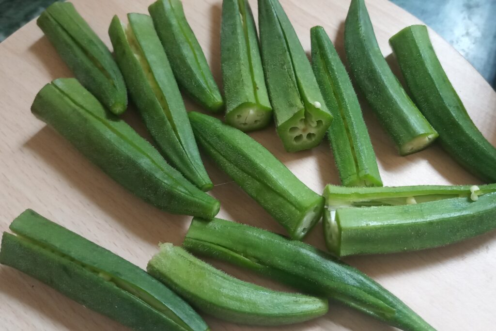 slicing okra from between