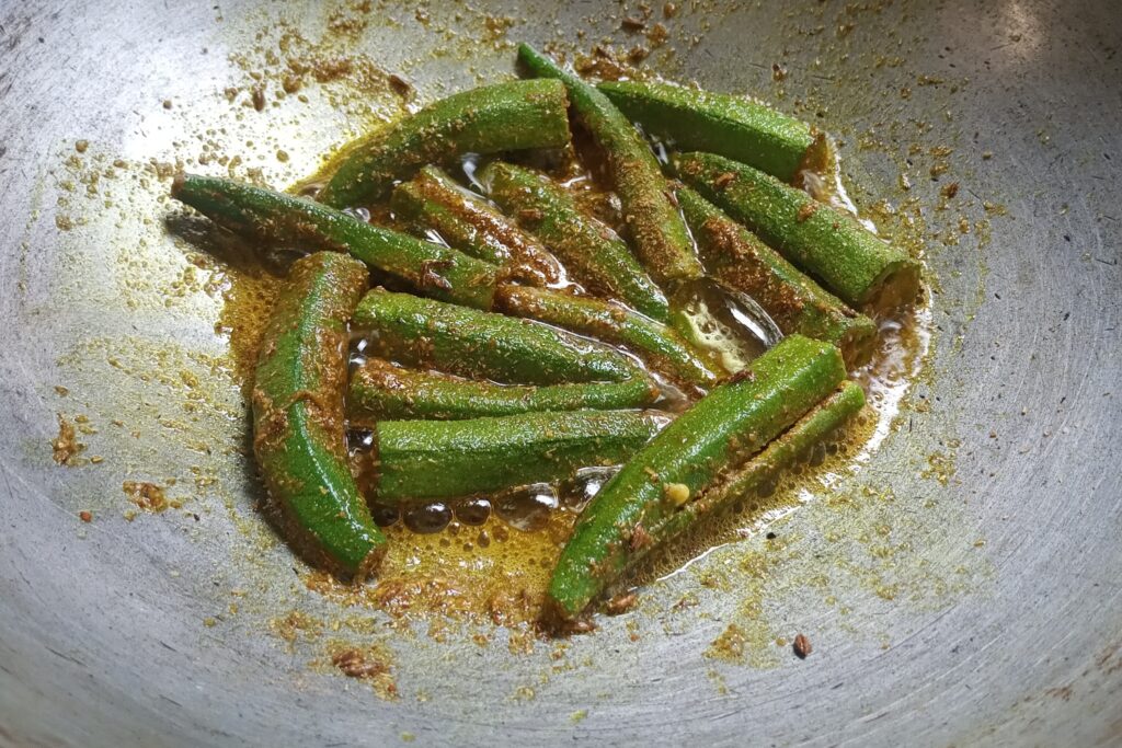 mixing the okra with spices