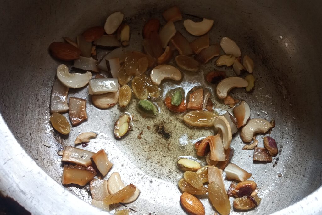 sauteing green cardamoms