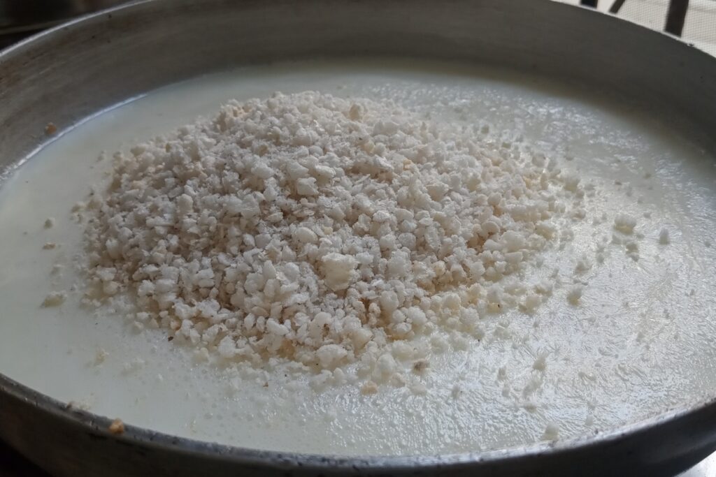 Adding makhana powder in milk