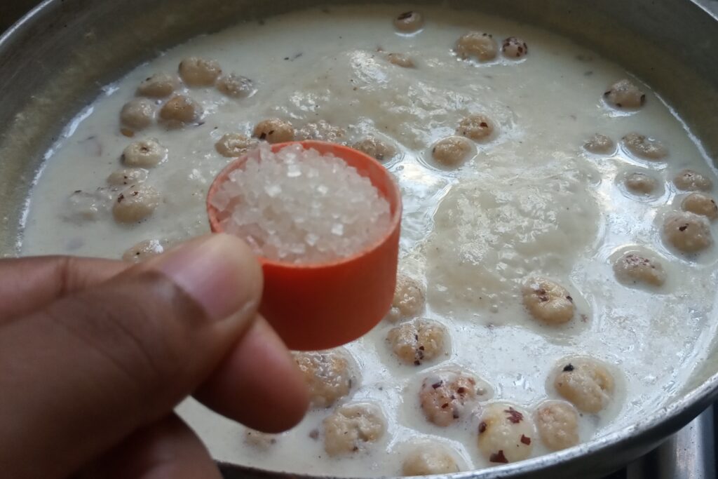 Adding sugar to the kheer