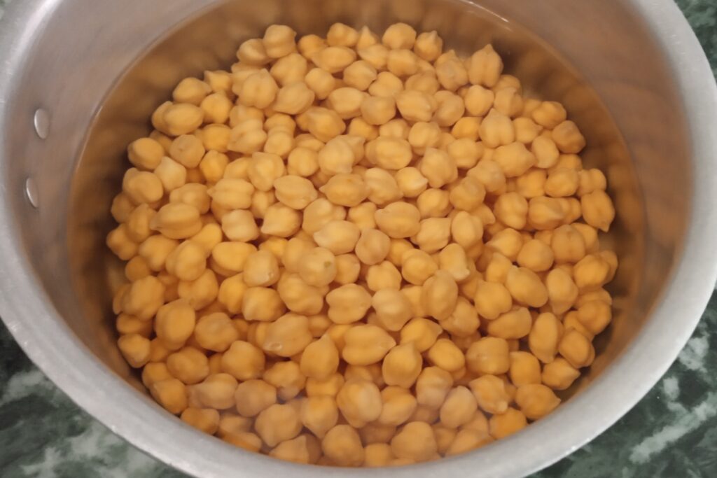 Soaked chickpeas in water