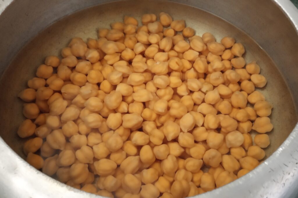Adding chickpeas in a pressure cooker