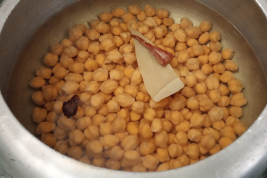 Adding whole spices in chickpeas