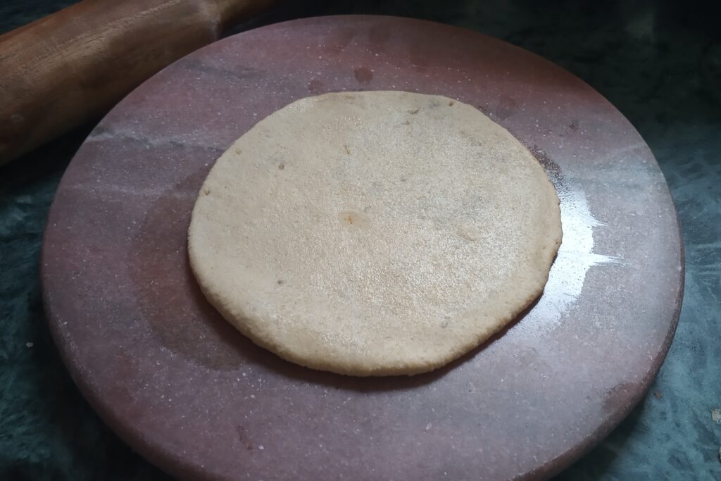 Rolling stuffed poori