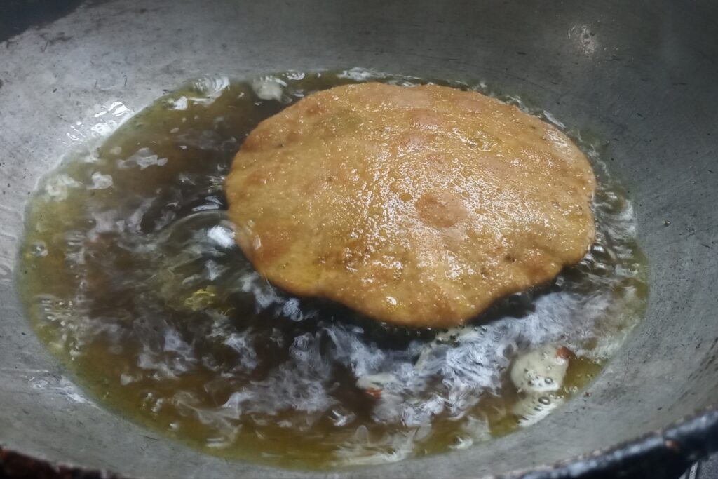 Poori fried completely