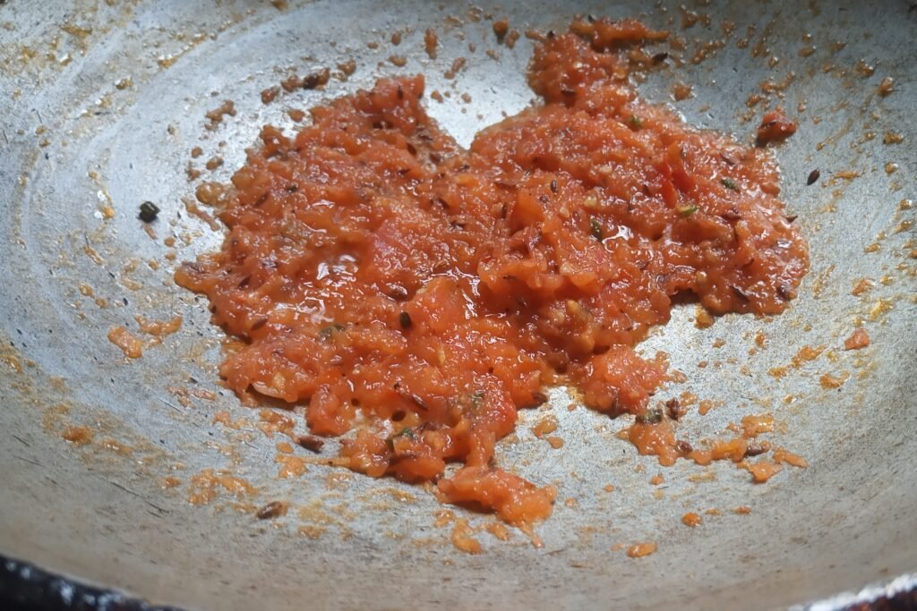 Sauteing tomato masala