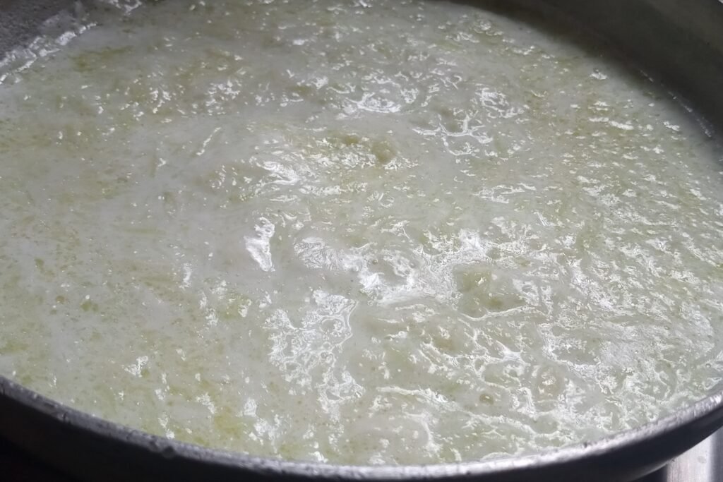 Simmering milk with lauki