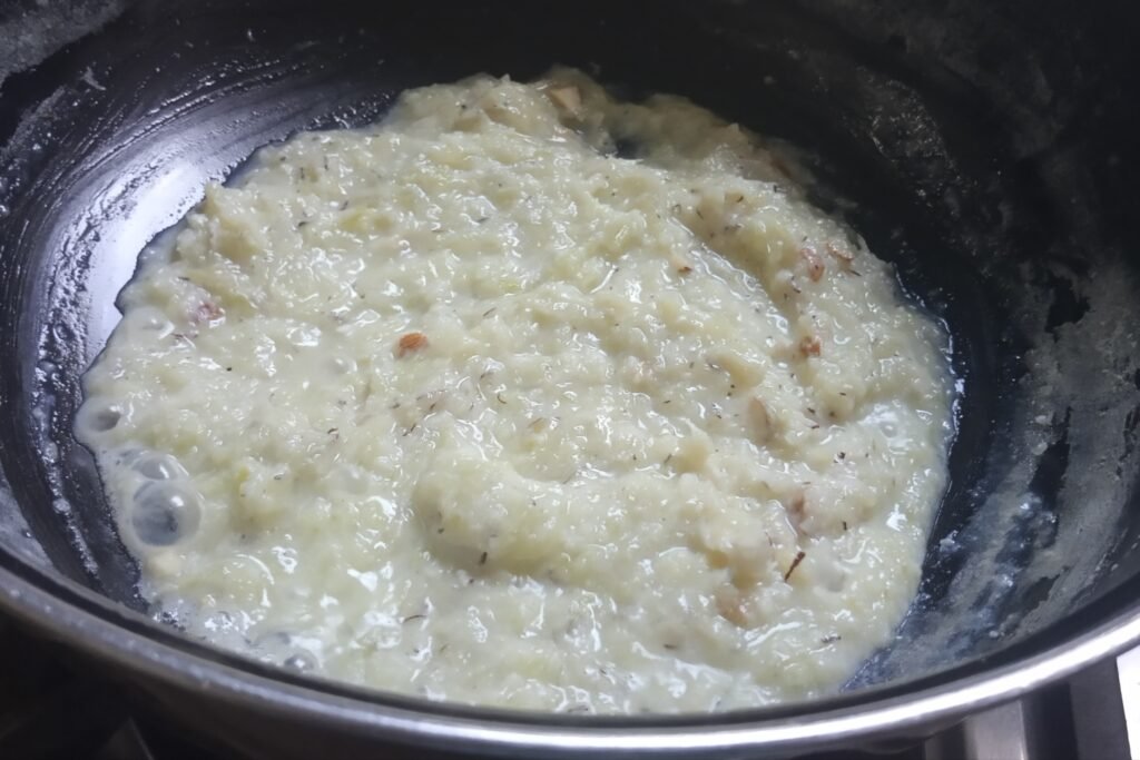 Simmering nuts and lauki