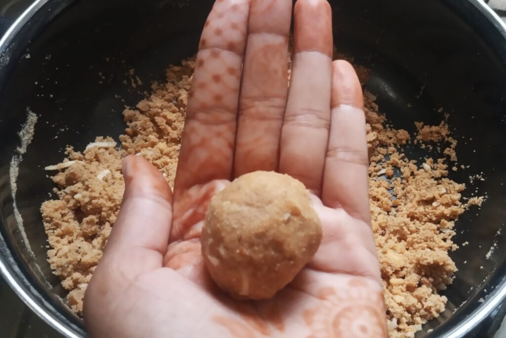 Shaping ladoos