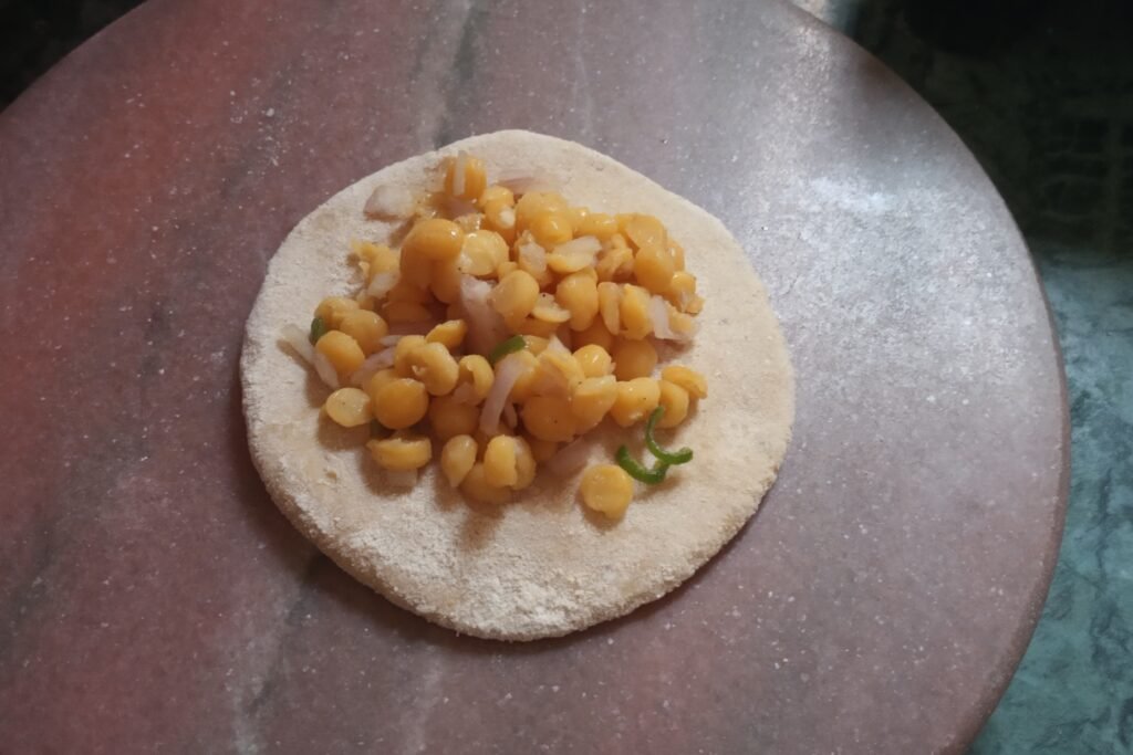 Adds stuffing on rolled dough